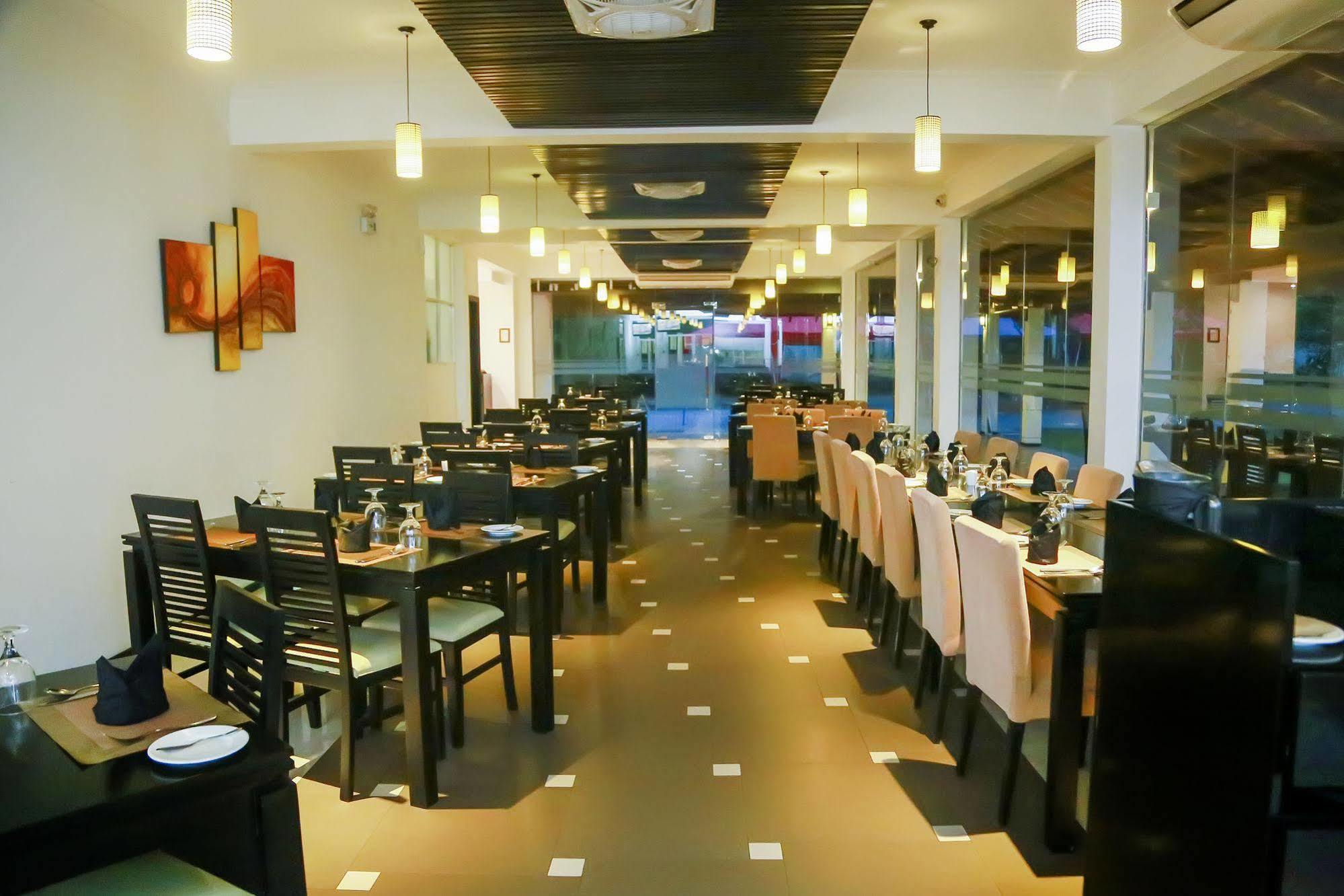The Covanro Airport Hotel - Katunayake Gampaha Exterior foto